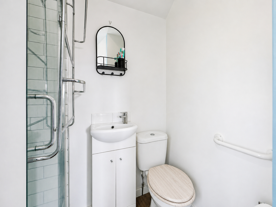 En-suite shower/WC Bed 2