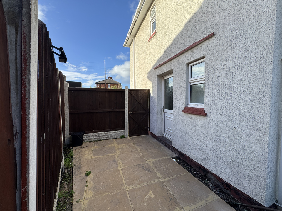 Side patio with gate to front