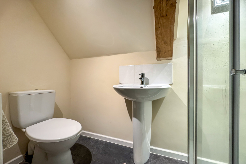 Shower/WC (2nd floor)