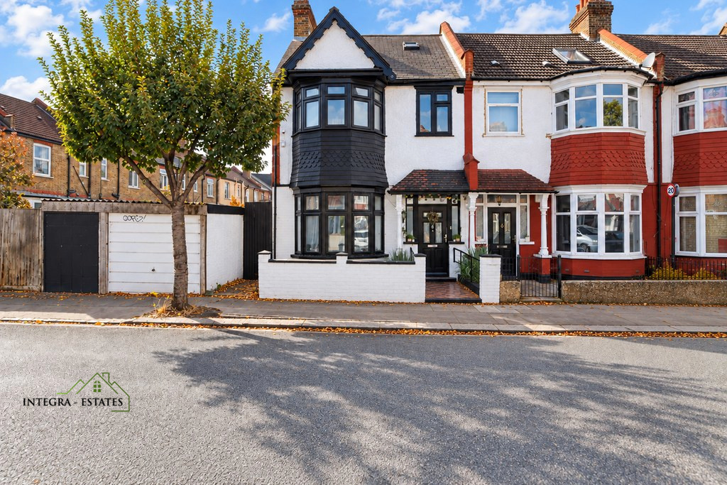Bridport-Road-CR7-Front-Exterior-28