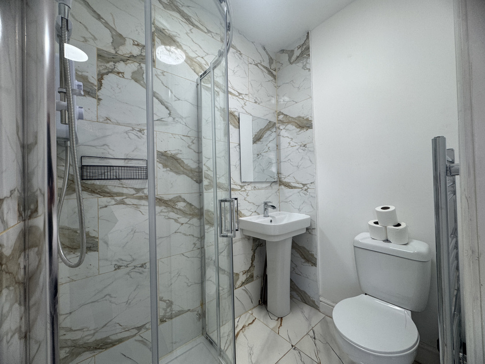 En-suite shower/WC