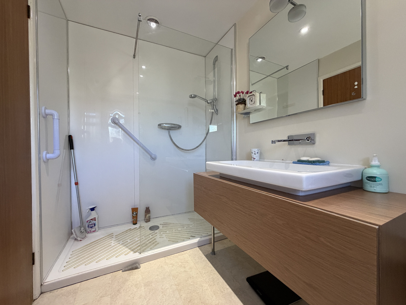 Ensuite.JPG