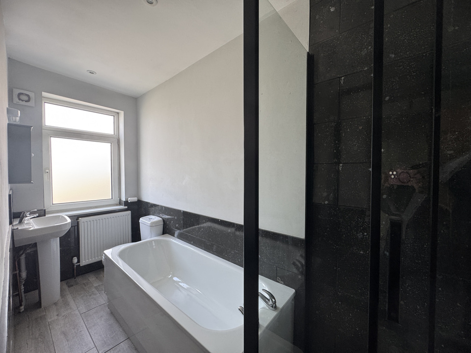 Bath/WC/shower (upstairs)